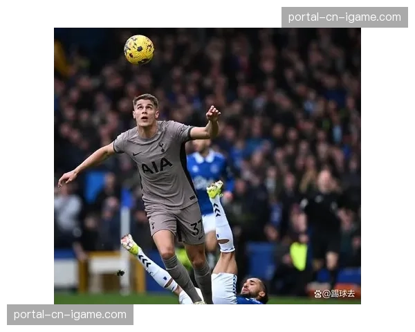 即时：比利亚雷亚尔球员因不满点球判罚累计两张黄牌被罚下