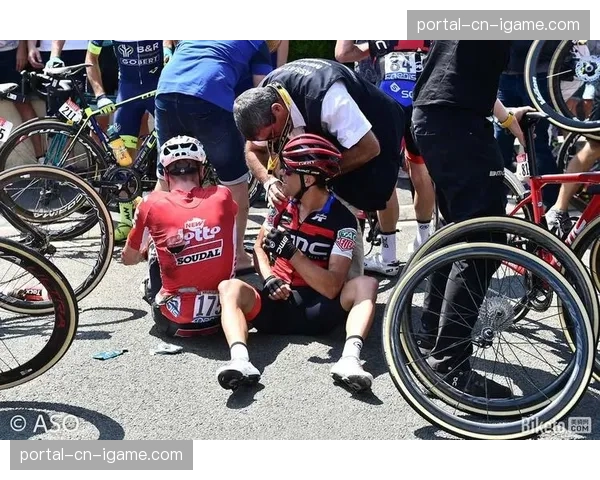 特写镜头：巴黎-鲁贝终点鲁贝竞技场，冠军冲线后精疲力尽瘫倒在地