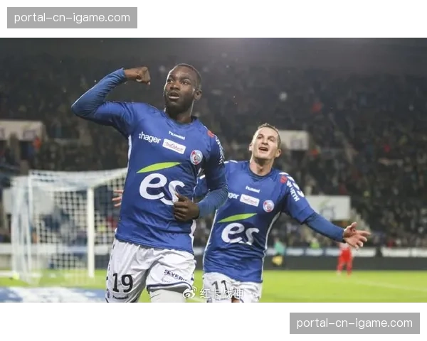 特写:斯特拉斯堡小球迷冲入场内,与偶像击掌后被安全带离 特写:斯特拉斯堡小球迷冲入场内,与偶像击掌后被安全带离