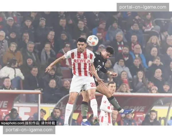 暖心一幕:莱比锡小球迷冲入场内,球员耐心陪同其返回看台 暖心一幕:莱比锡小球迷冲入场内,球员耐心陪同其返回看台