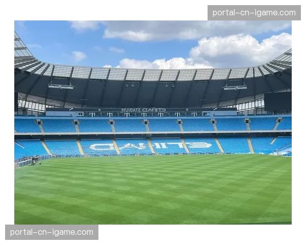 伊蒂哈德球场,工作人员紧急修复角旗区草皮,因频繁传中导致损坏 伊蒂哈德球场,工作人员紧急修复角旗区草皮,因频繁传中导致损坏